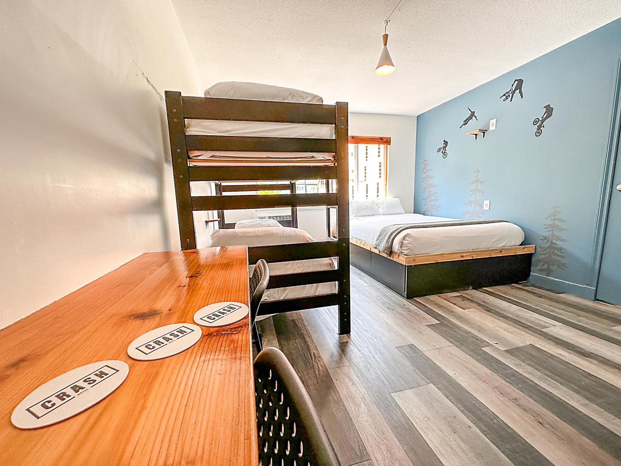 Crash Hotel Squamish Bilik gambar